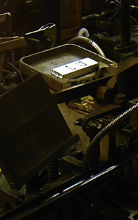 合金は延べ棒状に成形されて鋳造に使われます