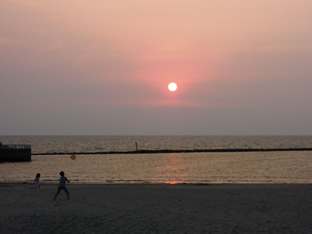 東シナ海に没する夕陽