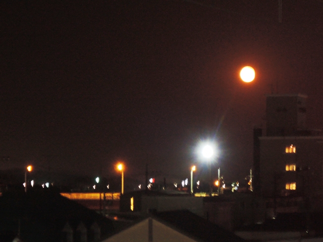夜八時春のおぼろ月が。足利市駅。